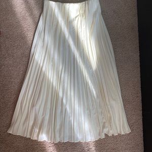 Uniqlo midi pleated skirt